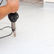 Vinylboden reparieren und Kratzer entfernen mit dem Reparatur Set