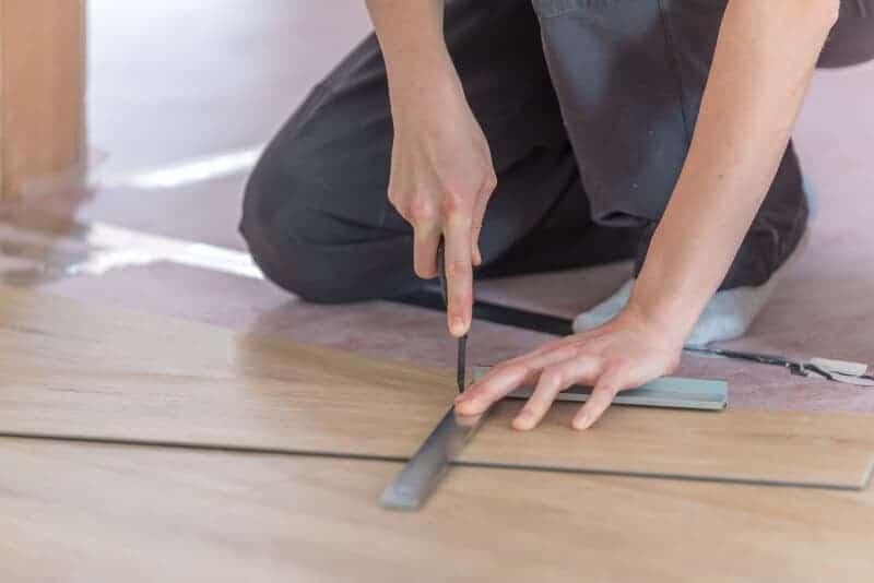 Cut vinyl floor with the cutter knife