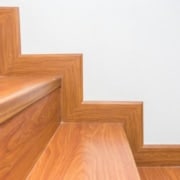 Vinylboden auf Treppe verlegen